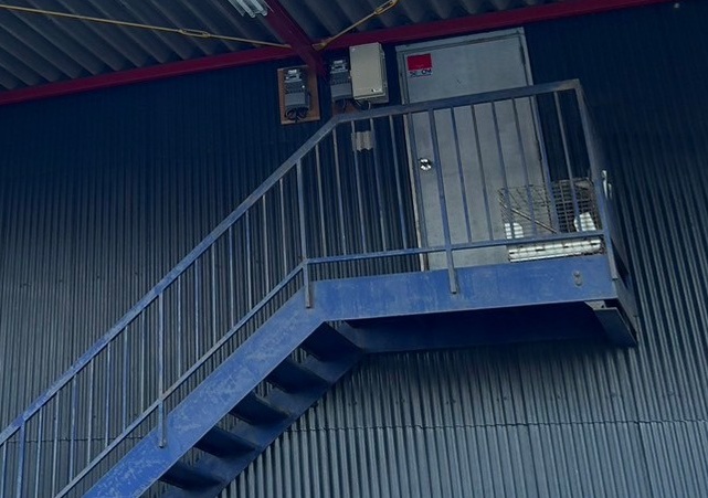 外階段②　扉塗装工事　施工前